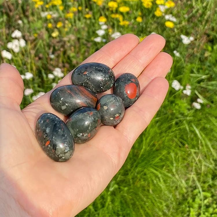 Kristallpunkten Jaspis Blod Trumlade stenar 100gr