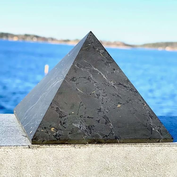 Kristallpunkten Shungit Pyramid XL opolerad 10cm