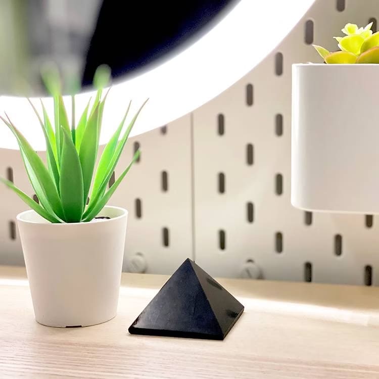 Kristallpunkten Shungit Pyramid M polerad 5cm