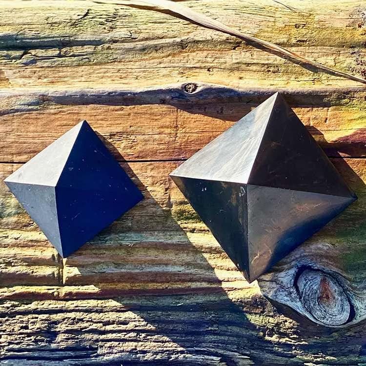 Kristallpunkten Shungit Pyramid M polerad 5cm