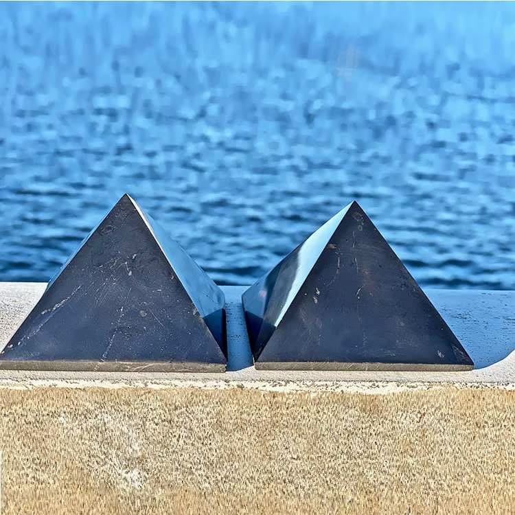 Kristallpunkten Shungit Pyramid XL polerad 10cm