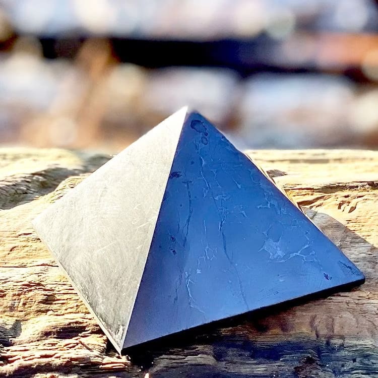 Kristallpunkten Shungit Pyramid XL polerad 10cm