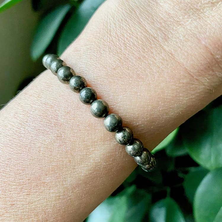 Kristallpunkten Pyrit 6mm pärlor Armband