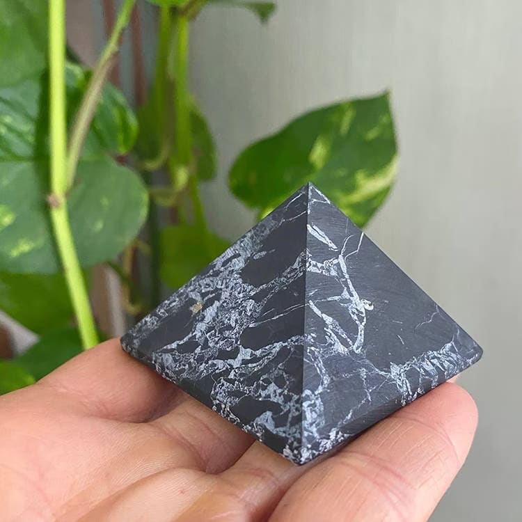 Kristallpunkten Shungit Pyramid M opolerad 5cm