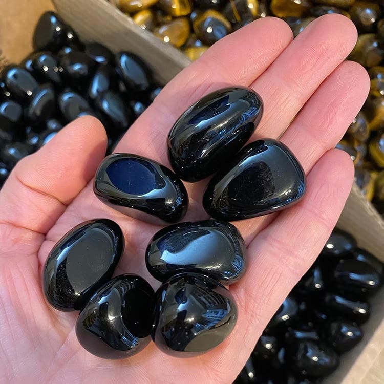 Kristallpunkten Obsidian Svart AA Trumlade stenar 100gr