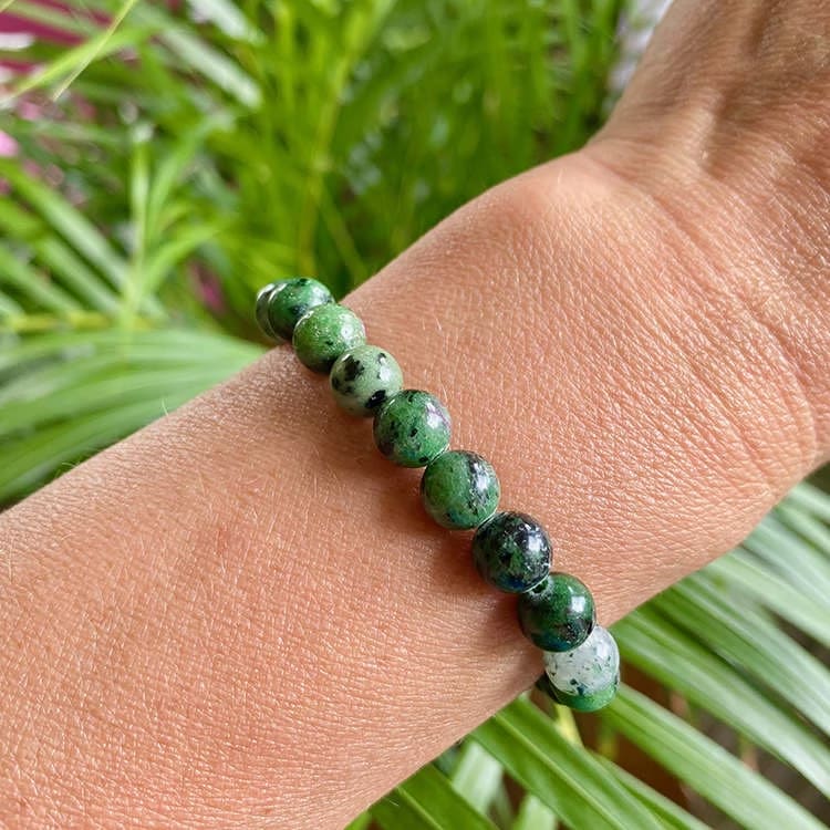Kristallpunkten Rubinzoisit 8mm pärlor Armband