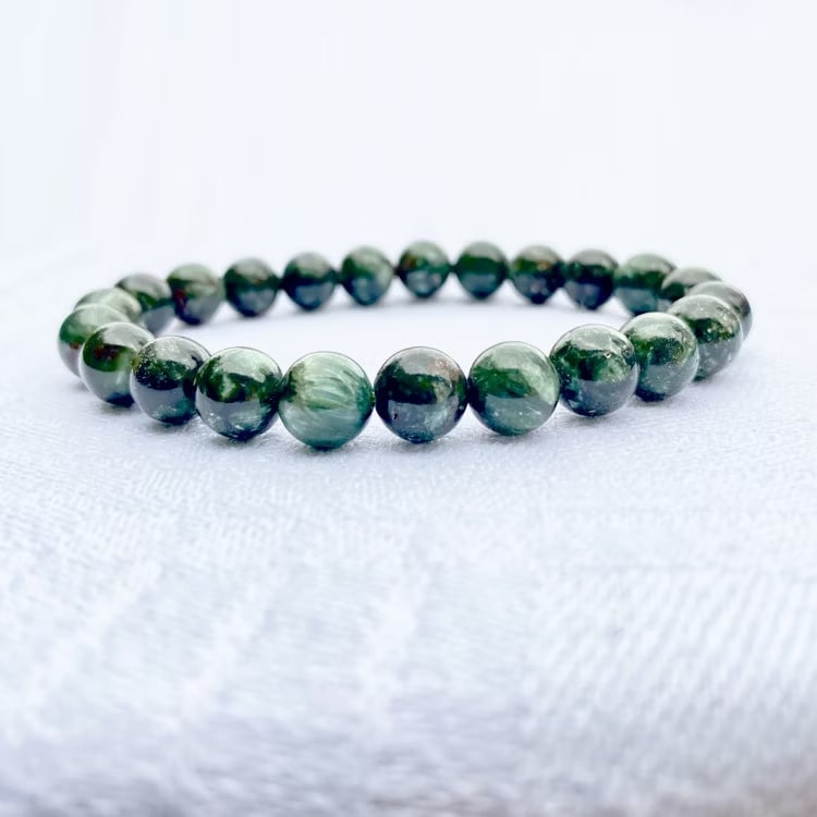 Kristallpunkten Serafinit 8mm pärlor Armband