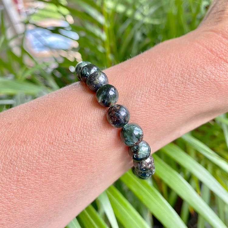 Kristallpunkten Serafinit 8mm pärlor Armband