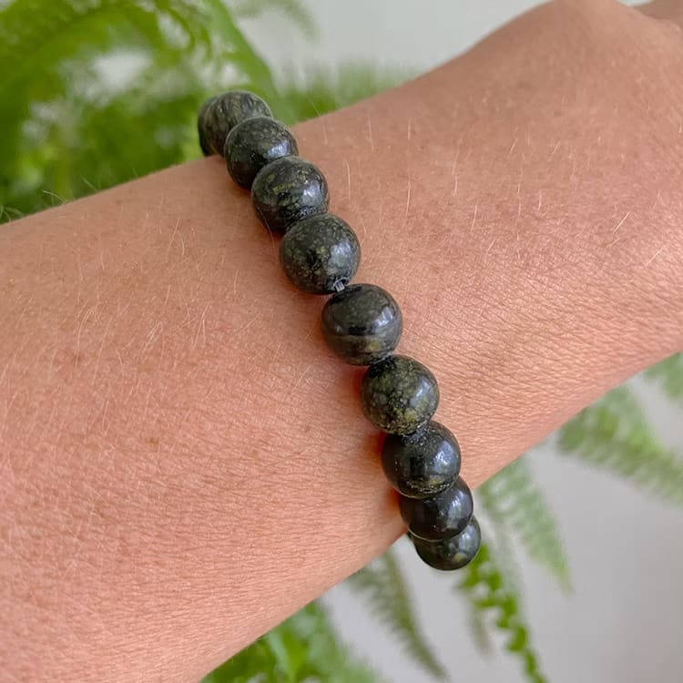 Kristallpunkten Serpentin 8mm pärlor Armband