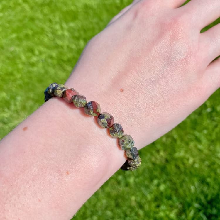 Kristallpunkten Jaspis Dragon Blood (Briljantslipad) 8mm Armband