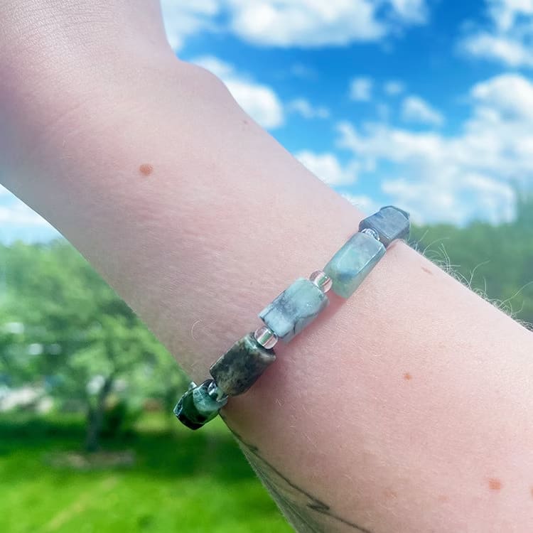 Kristallpunkten Smaragd (Polygon) 8-13mm pärlor Armband