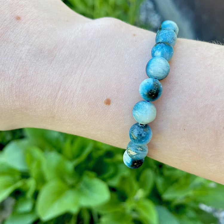 Kristallpunkten Blue Ice Nakauriit 8mm pärlor Armband