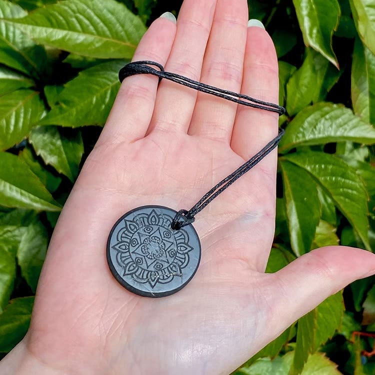 Kristallpunkten Shungit Amulett MANDALA 3cm